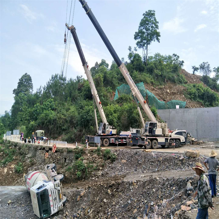 微山汽车掉沟里叫吊车救援要多少钱